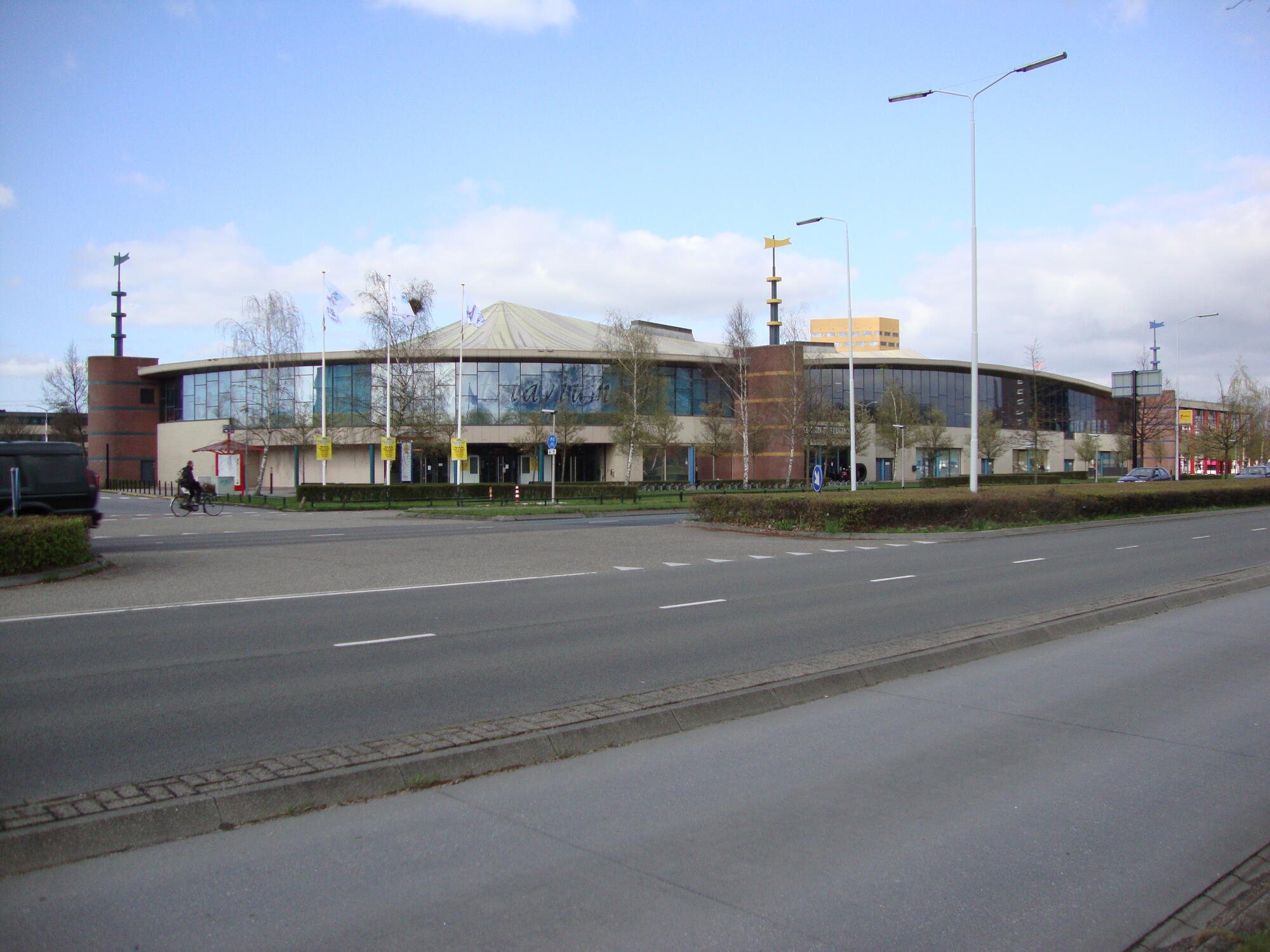 Nijmegen_Dukenburg,_Tolhuis,_ijsbaan_en_congrescentrum_Triavium