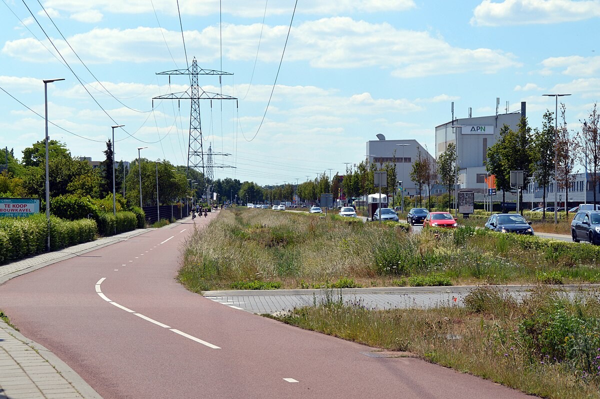 1200px-Energieweg_naar_het_zuiden_gezien._Richting_A73